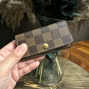 Authentic Louis Vuitton Damier Keyholder